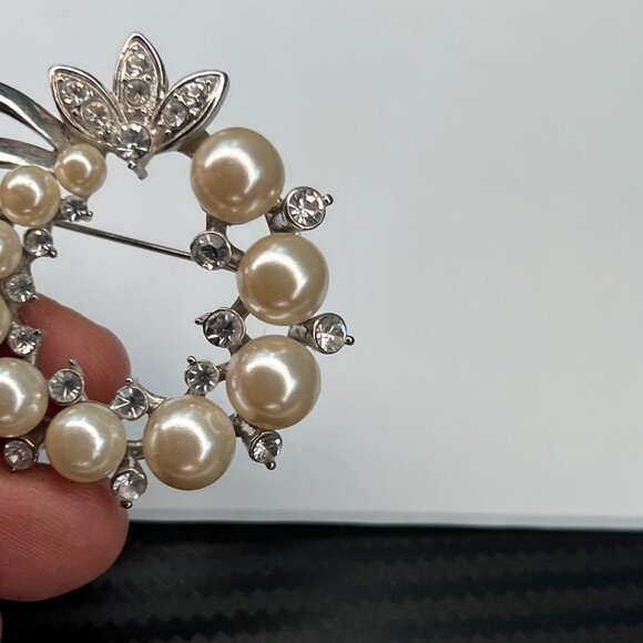 Vintage Circle Brooch Pin Faux Pearls Clear Rhinestones Silver Tone MCM Estate - Picture 6 of 8